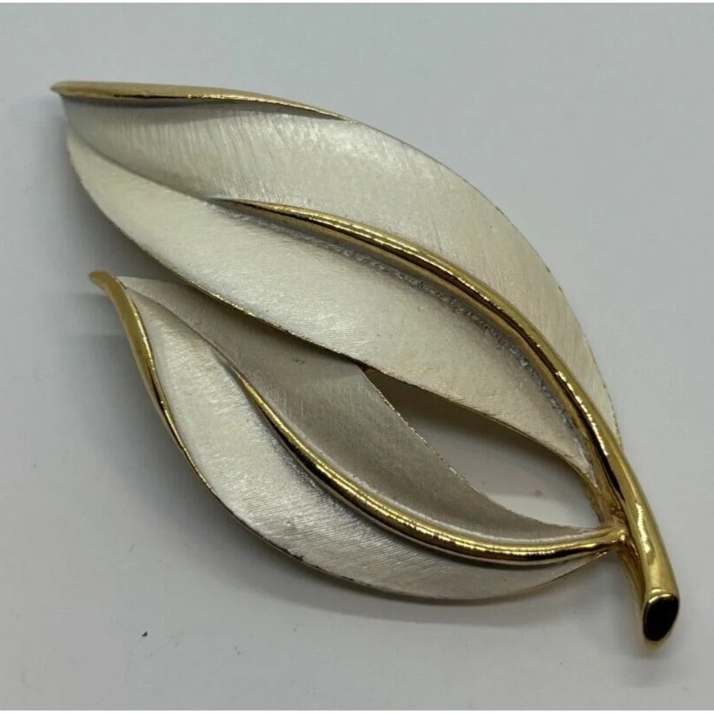 Vintage‎ Brooch Gold Tone and Enamel Signed Sarah Coventry Twisted Leaf